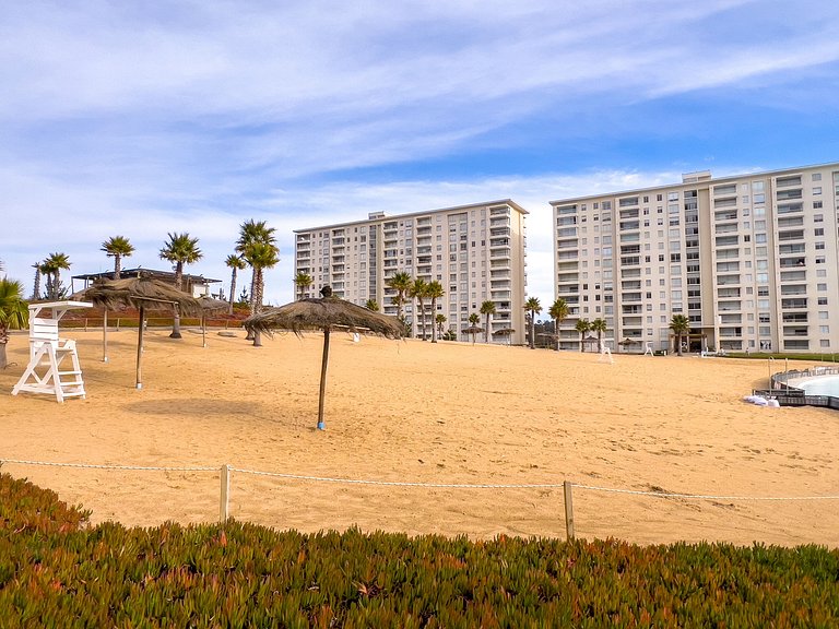 Apt. with private beach, sports courts, jacuzi