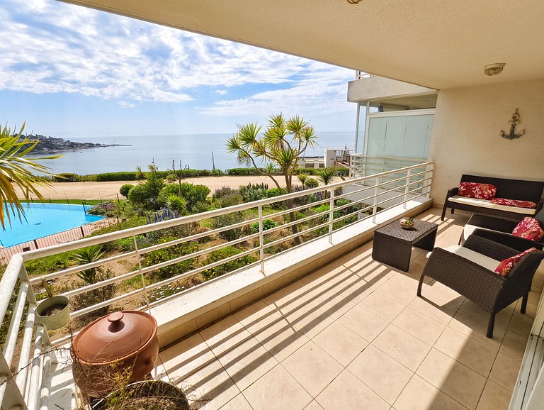 Sea view, beach access, and a huge garden.