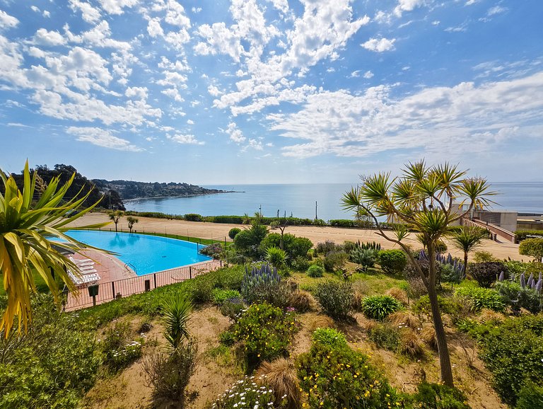 Sea view, beach access, and a huge garden.