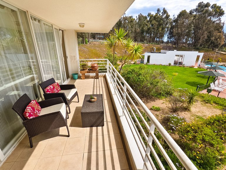 Sea view, beach access, and a huge garden.