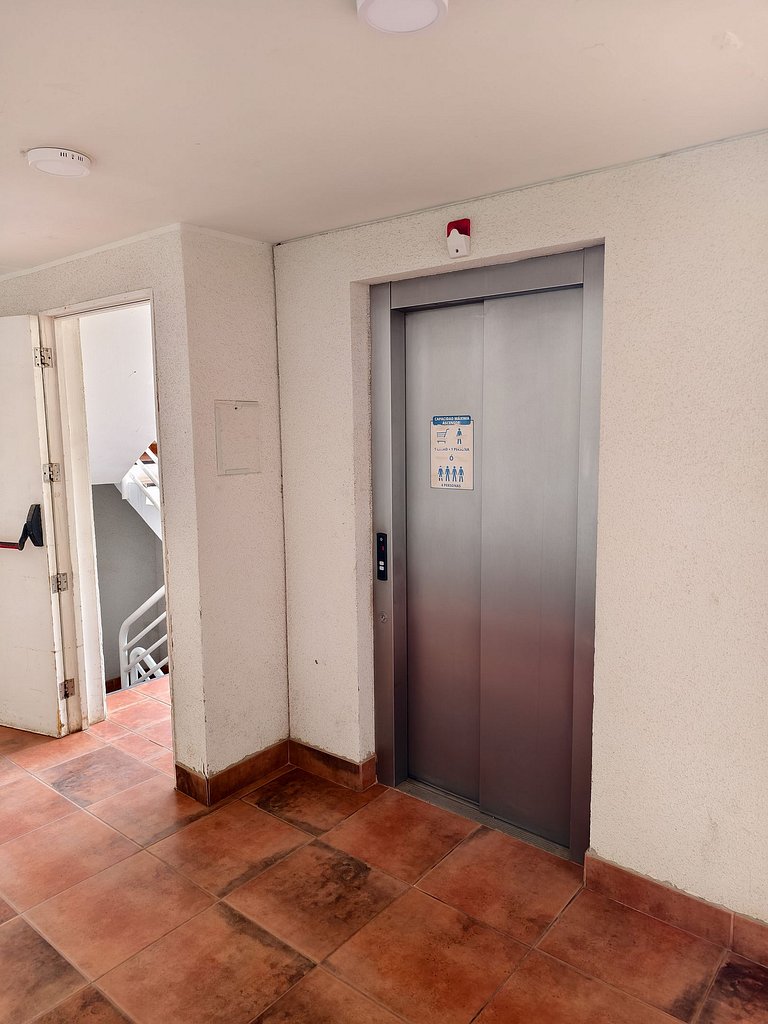 Sea view, beach access, and a huge garden.