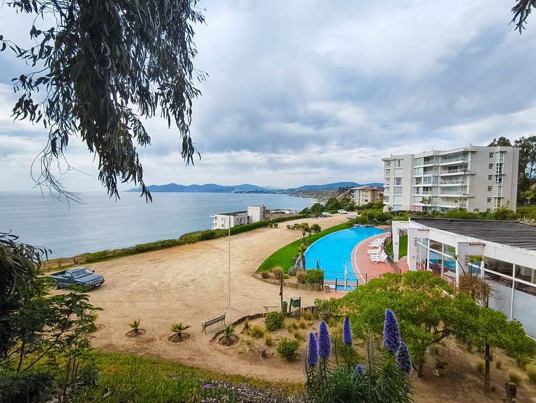 Sea view, beach access, and a huge garden.
