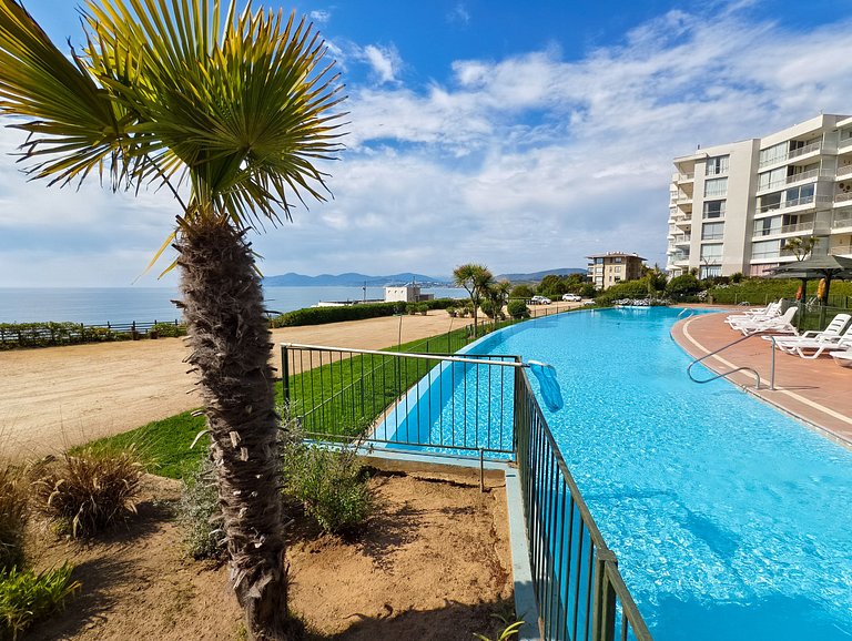 Sea view, beach access, and a huge garden.