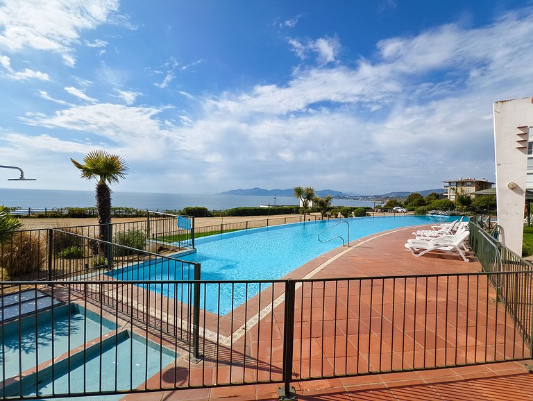 Sea view, beach access, and a huge garden.