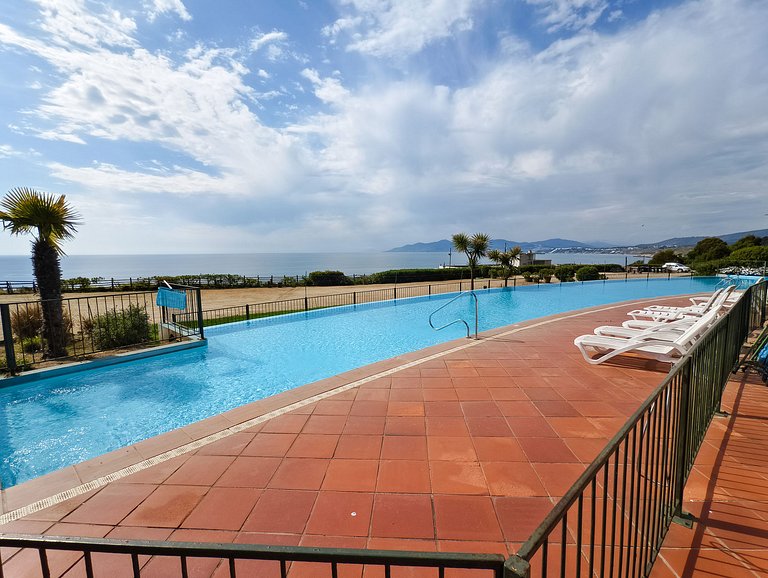 Vista al mar, acceso a la playa y jardín