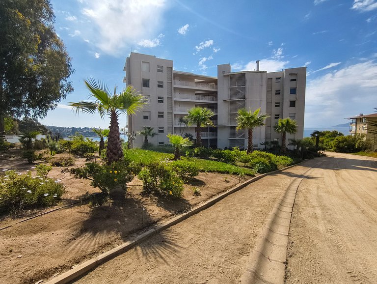 Sea view, beach access, and a huge garden.