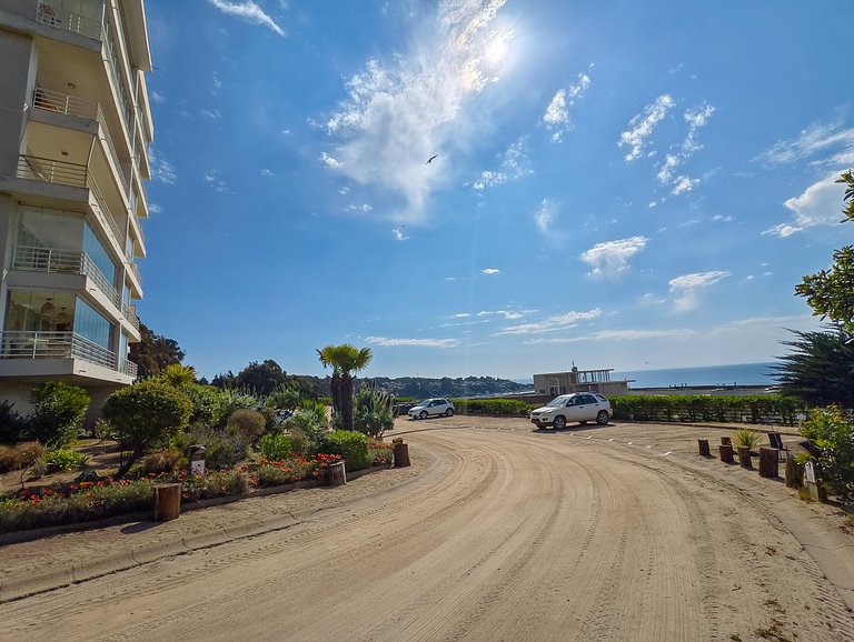 Sea view, beach access, and a huge garden.