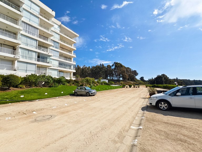 Sea view, beach access, and a huge garden.