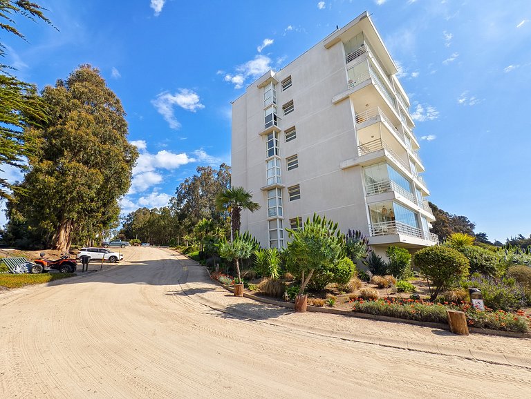 Sea view, beach access, and a huge garden.