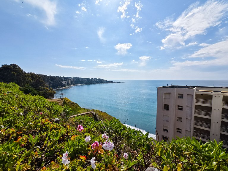 Sea view, beach access, and a huge garden.