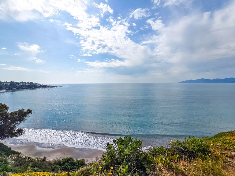 Vista al mar, acceso a la playa y jardín