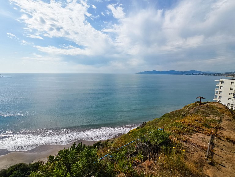 Vista al mar, acceso a la playa y jardín