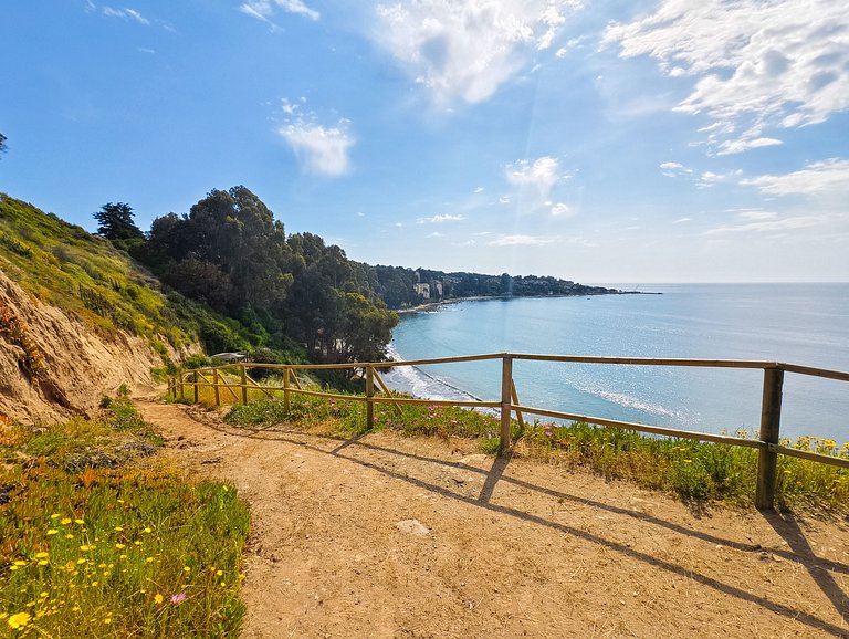 Sea view, beach access, and a huge garden.