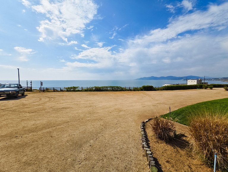 Vista al mar, acceso a la playa y jardín