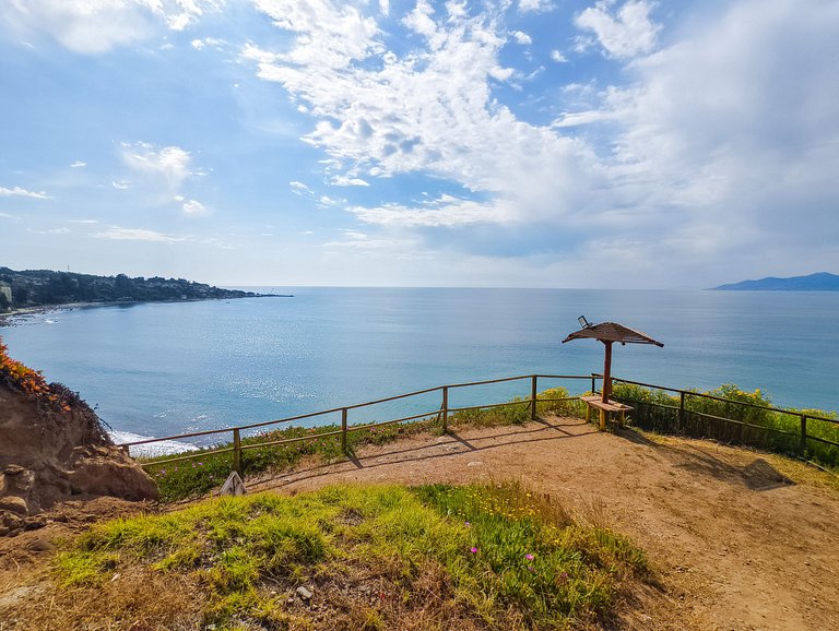 Sea view, beach access, and a huge garden.