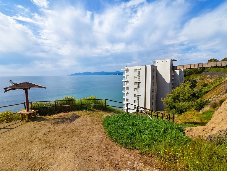 Vista al mar, acceso a la playa y jardín