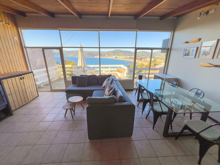 Amplia casa con terraza y vista al mar en Papudo